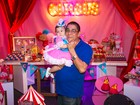 Zeca Pagodinho paparica a neta em aniversário com tema de circo