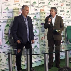 Apresentado, Dorival Junior recebe camisa 5 e fala em reação imediata