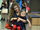 Bianca Castanho passeia com a filha em shopping do Rio