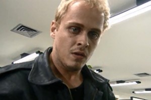 Alexandre atira no tesoureiro enquanto roubava o cofre (Foto: CEDOC/TV Globo)