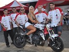 Aryane Steinkopf usa look curtinho em evento de motocross