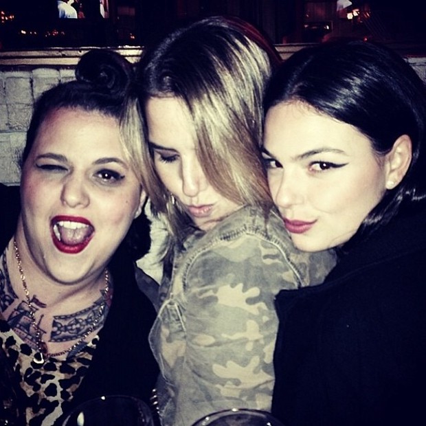 Isis Valverde posa com as amigas (Foto: Instagram) Isis Valverde posa com as amigas (Foto: Instagram)