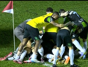 Jogadores do América-MG comemora vitória sobre o Mogi Mirim (Foto: Reprodução/ Premiere) Jogadores do América-MG comemora vitória sobre o Mogi Mirim (Foto: Reprodução/ Premiere)