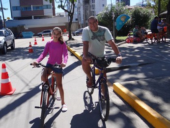 Fábio e a filha, Ane Gabriele, aprovaram ciclofaixa no bairro que moram. (Foto: Katherine Coutinho/G1)