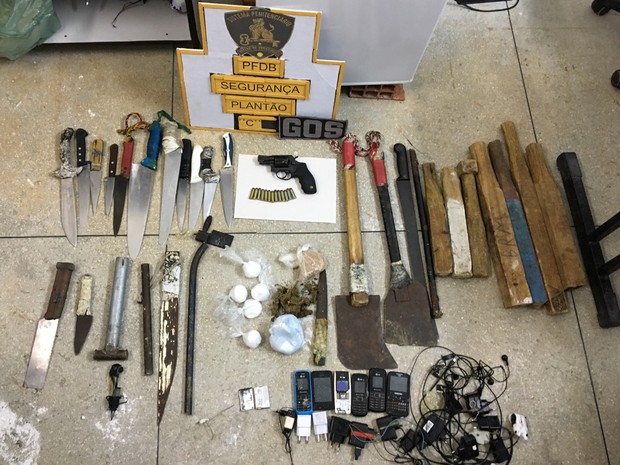 Armas, drogas e celulares foram apreendidos no Complexo do Curado (Foto: Sindiasp-PE)