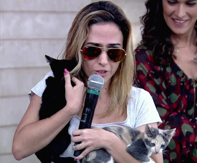 Tatá invade o 'Encontro' e adota gatinhos (Foto: TV Globo)