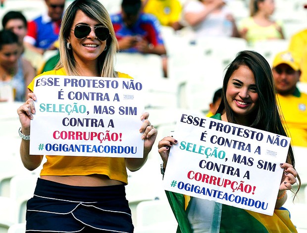 torcida Brasil Castelão jogo protesto (Foto: Reuters)