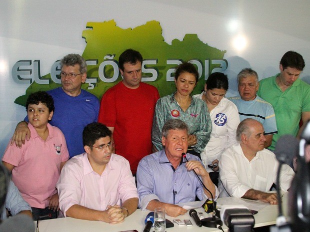 Artur Neto estava acompanhado do vice Hissa Abrahão, de Serafim e outros políticos (Foto: Frank Cunha/G1 AM)