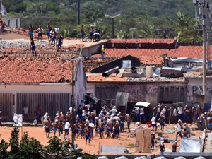 19/01 - Presos são vistos durante um confronto de facções na penitenciária de Alcaçuz, perto de Natal, no Rio Grande do Norte (Foto: Josemar Gonçalves/Reuters)
