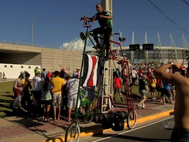 Mexicano anda em bicicleta gigante em Fortaleza (Foto: TV Verdes Mares/Reprodução)