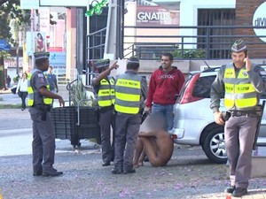 Homem é encontrado nu no cambuí, em Campinas (Foto: Márcio Silveira/ EPTV)