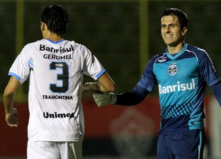 Marcelo grohe e Pedro Geromel Grêmio gol Vitória Série A (Foto: Agência Getty Images)