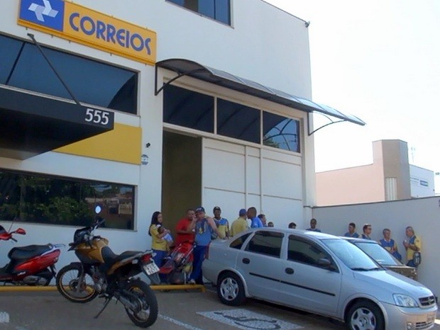 Funcionários fizeram paralização em frente ao centro de distribuição em Piracicaba (Foto: Edijan Del Santo/EPTV)