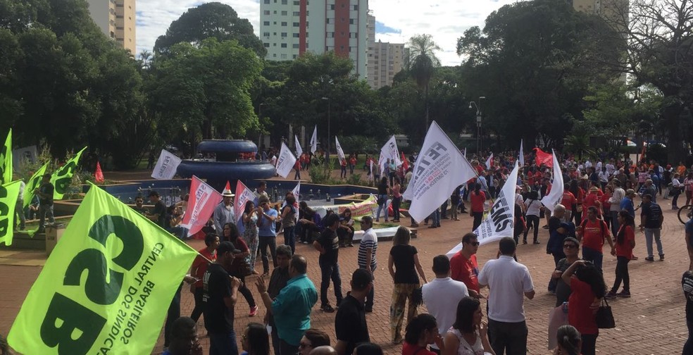 Grupos se concentram em praça de Campo Grande (Foto: Dyego Queiroz/ TV Morena)