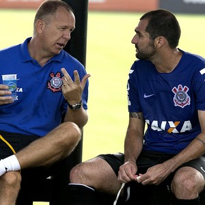 Novo teste: Mano troca Jadson por Danilo em coletivo do Corinthians