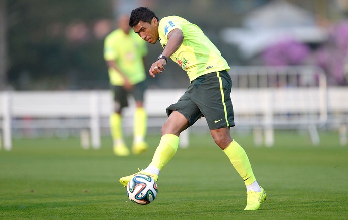 Paulinho no treino da seleção (Foto: Mowa Press)