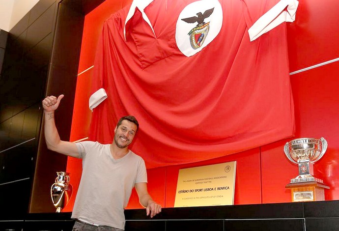 Julio Cesar apresentado no Benfica (Foto: Reprodução / Twitter)
