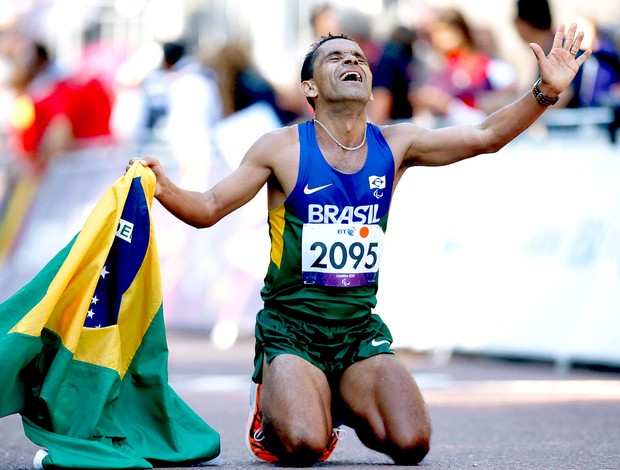 Tito Sena comemoração Maratona Paralimpíadas (Foto: AP)