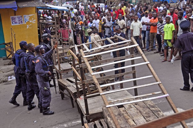 Policial bloqueia entrada de centro de controle de ebola em Monróvia, na Libéria, nesta quarta-feira (20) (Foto: Abbas Dulle/AP)