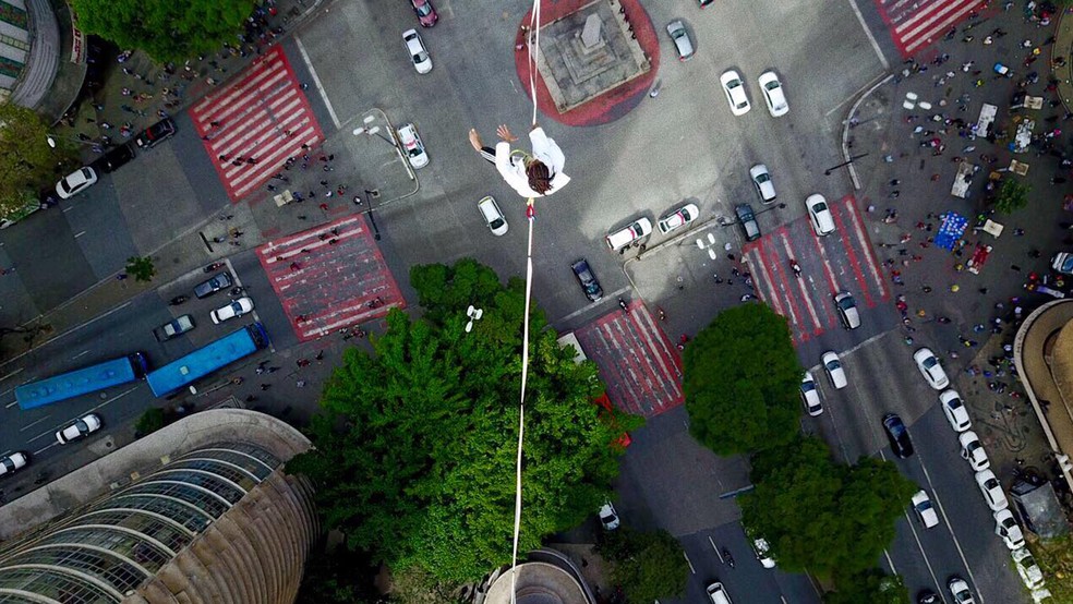 Atleta pratica highline entre prédios na Praça Sete, no Centro de Belo Horizonte; ação faz parte de gravação de clipe musical (Foto: Estúdio Buena Onda/Drone Fernando Vitral)