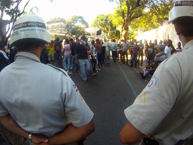 Manifestantes mantêm protesto perto da barreira policial (Foto: Ruan Melo/ G1)