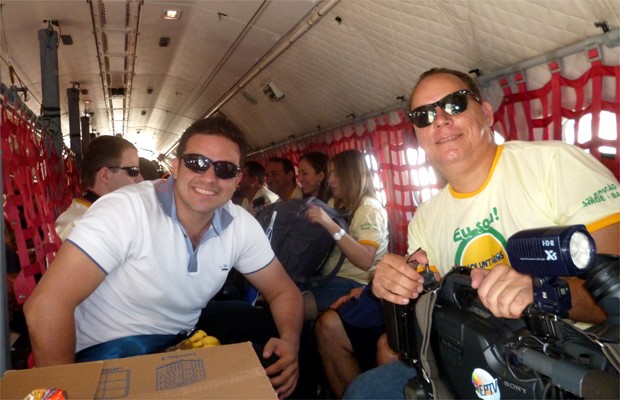 Lucas Bretas e Alexandre Sá o avião carga da Força Aérea Brasileira  (Foto: Reprodução EPTV)