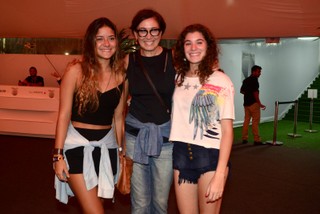 Lilian Cabral com filha e amiga no Rock in Rio (Foto: Roberto Teixeira/ EGO)
