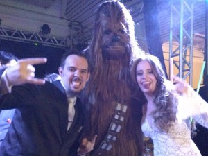 Noivos com Chewbacca, um dos personagens da saga Star Wars em Araraquara (Foto: Ana Carolina Malandrino/ G1) Noivos com Chewbacca, um dos personagens da saga Star Wars em Araraquara (Foto: Ana Carolina Malandrino/ G1)