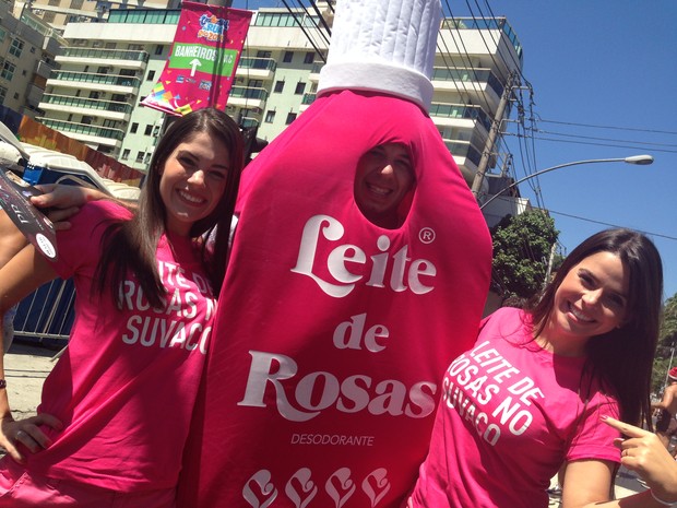 Rio de Janeiro Amigos foram de desodorante no desfile do Suvaco de Cristo (Foto: Glenda Almeida/ G1)