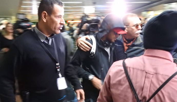 Neymar chega ao aeroporto de Guarulhos e sai sem dar entrevistas (Foto: Marcelo Braga)