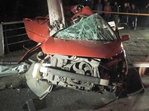 Na madrugada desta quinta, passageiro de 20 anos morre após carro bater em poste (Foto: Guarda Municipal de Trânsito/Divulgação)