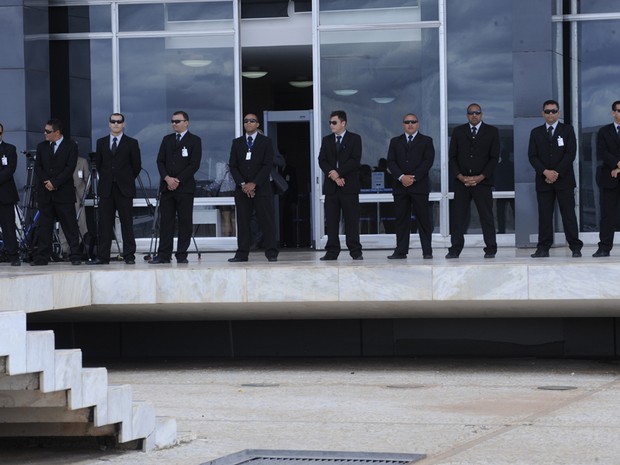 20 de agosto - Seguranças protegem a fachada do STF durante retomada da análise do processo do Mensalão, no plenário do Supremo Tribunal Federal (Foto: Fabio Rodrigues Pozzebom/ABr)