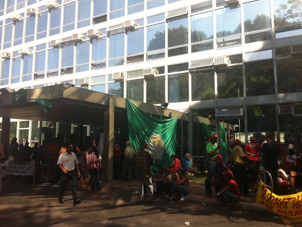 Entrada do Ministério da Agricultura, que foi ocupado por trabalhadadores sem-terra, na manhã desta quinta-feira (7) (Foto: Luciana Amaral/G1)