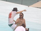 Integrantes do 'One Direction' aparecem na piscina de hotel no Rio