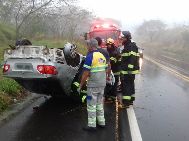 G Carro Capota Ap S Pneu Estourar Em Rodovia De Mar Lia Not Cias