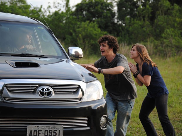 O casal, desesperado, implora por carona na estrada (Foto: Malhação / Tv Globo)
