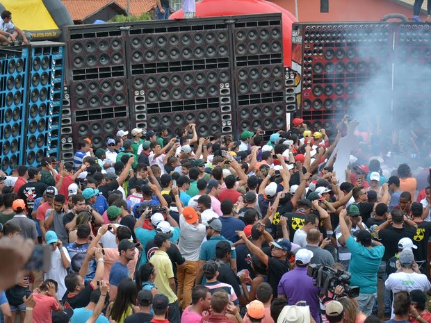 Multidão acompanhou momento em som gerou terremoto em Barretos (Foto: Jânio Munhoz/ Divulgação)