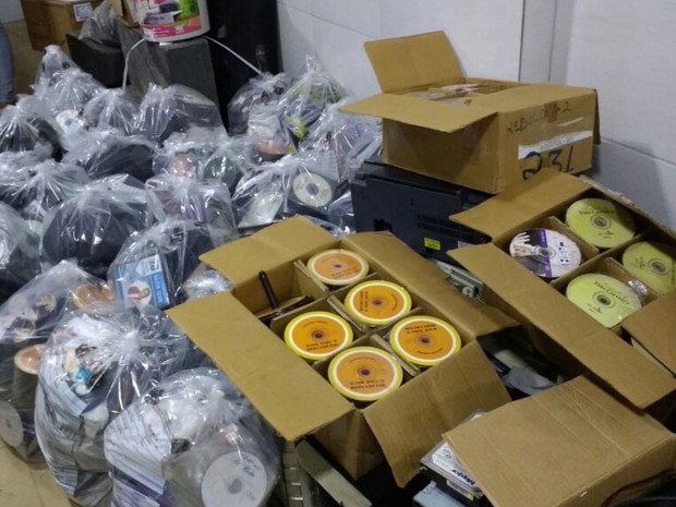 Polícia Civil apreendeu 15 mil CDs falsificados prontos para serem vendidos Goiânia Goiás (Foto: Divulgação/Polícia Civil)
