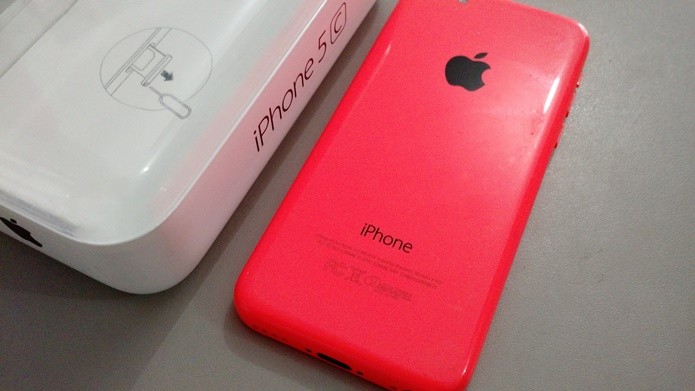O iPhone 5C foi lançado nas cores branca, rosa, azul, verde e amarelo (Foto: Felipe Alencar/TechTudo)