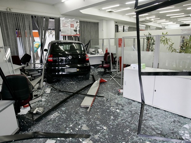 Carro desgovernado invade agência bancária no Centro (Foto: Fábio Gonçalves/Agência O Dia/Estadão Conteúdo)