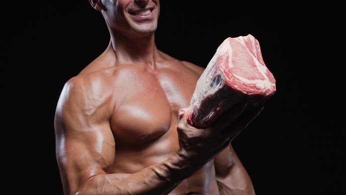 homem segurando carne eu atleta (Foto: Getty Images)