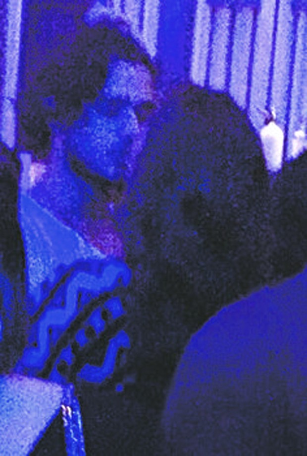fotos da atriz Bruna Marquezine trocando beijos com Marlon Teixeira.