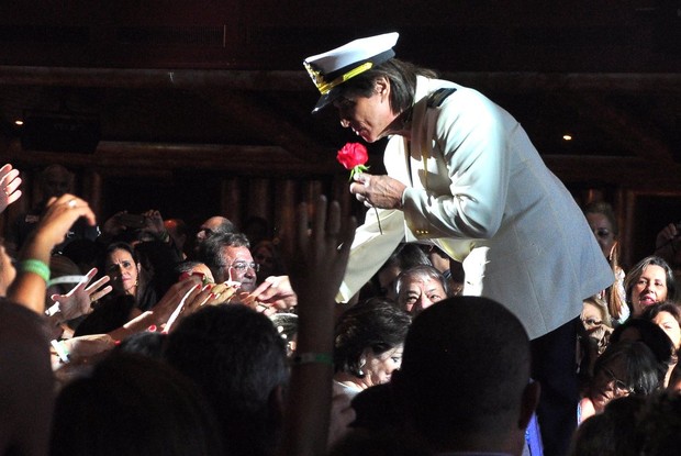 Roberto Carlos canta em cruzeiro (Foto: Roberto Teixeira/ EGO)