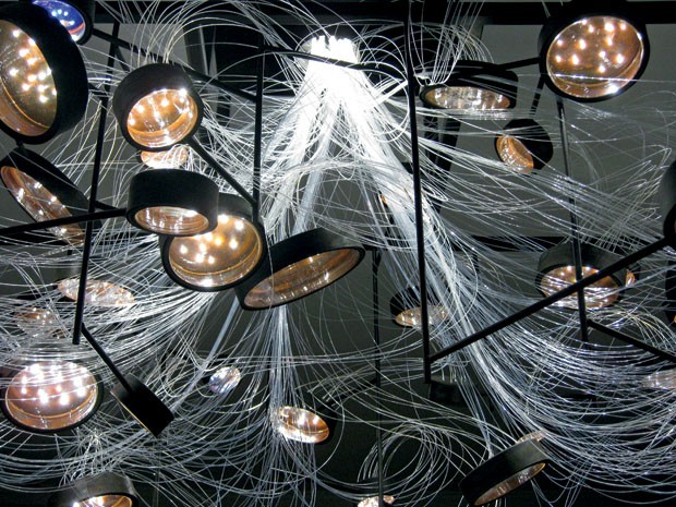 O pendente Bacterioptica (2010), em que bactérias fornecem energia às fibras ópticas – design Jose Alcala e Petia Morozov (Foto: divulgação)