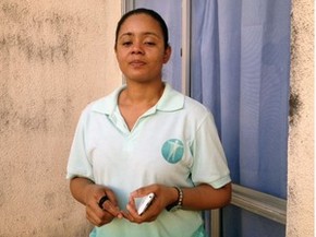 Esposa de homem morto em operação da PF em Salvador (Foto: Henrique Mendes/G1 BA)