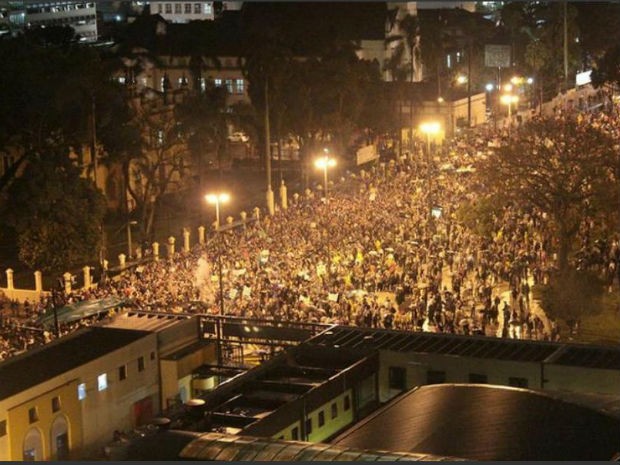 Manifestantes se reuniram na Praça Rui Barbosa, no Centro de Curitiba (Foto: Rafael Camargo Magalhães) Manifestantes se reuniram na Praça Rui Barbosa, no Centro de Curitiba (Foto: Rafael Camargo Magalhães)
