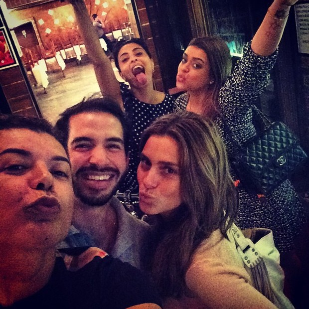 David Brazil, Juliana Paes, Preta Gil e Carolina Dieckmann com amigo em churrascaria na Zona Oeste do Rio (Foto: Instagram/ Reprodução)