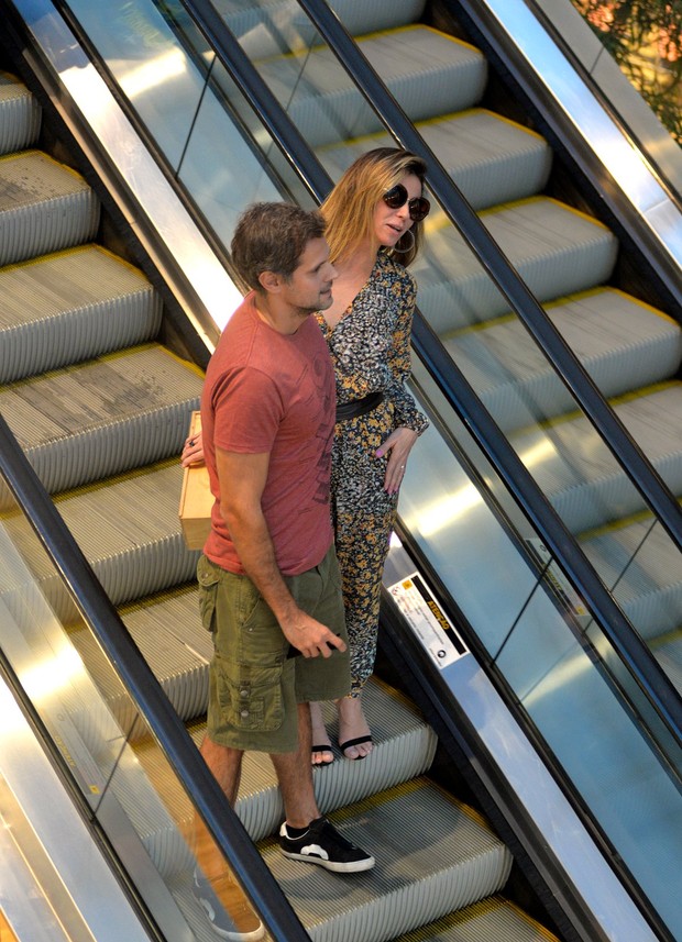 Giovanna Antonelli e o marido no shopping (Foto: William Oda/ Ag. News)