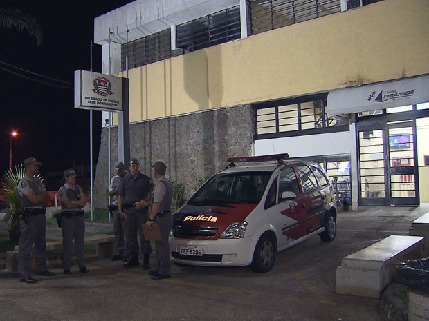 Ex-policiais estão presos na delegacia sede de Praia Grande (Foto: Reprodução/TV Tribuna)