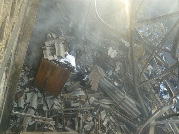Telhado do depósito e os materiais que estavam no prédio ficaram destruídos após o incêndio (Foto: Divulgação/Guarda Municipal)